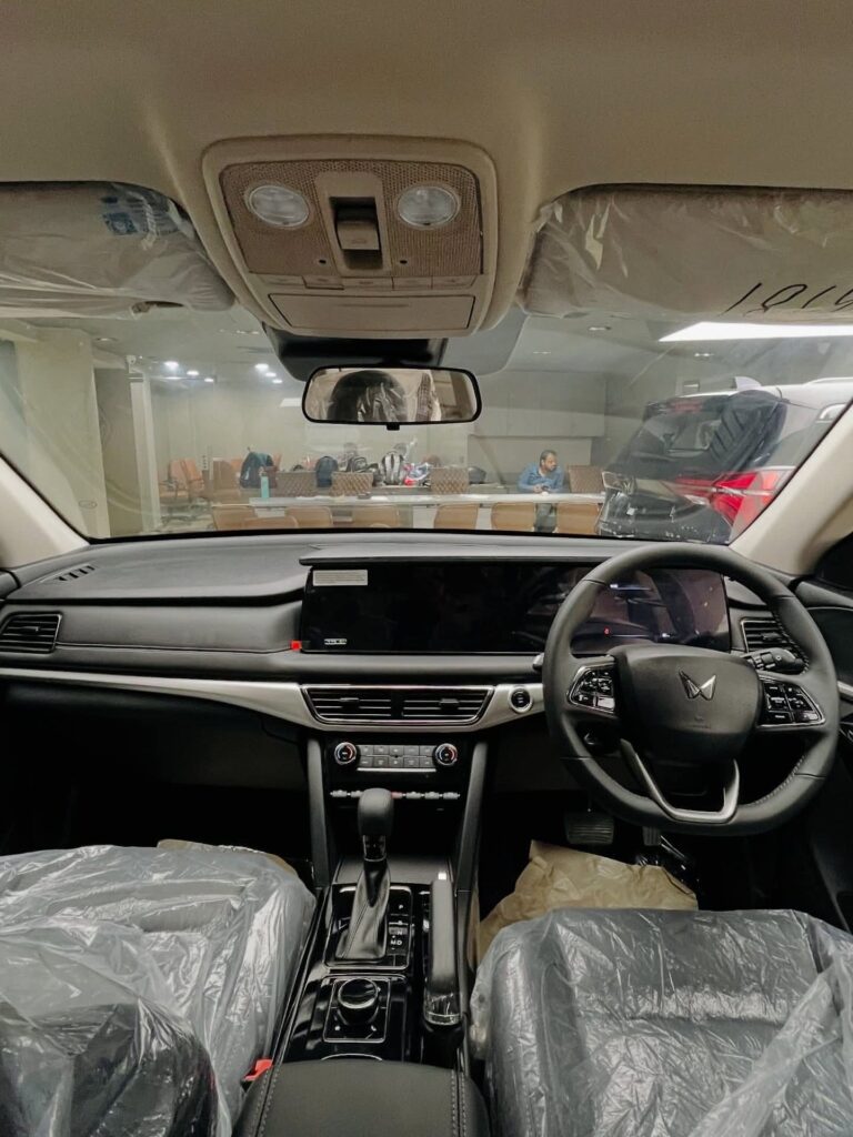 Mahindra XUV700 AX7 Ebony